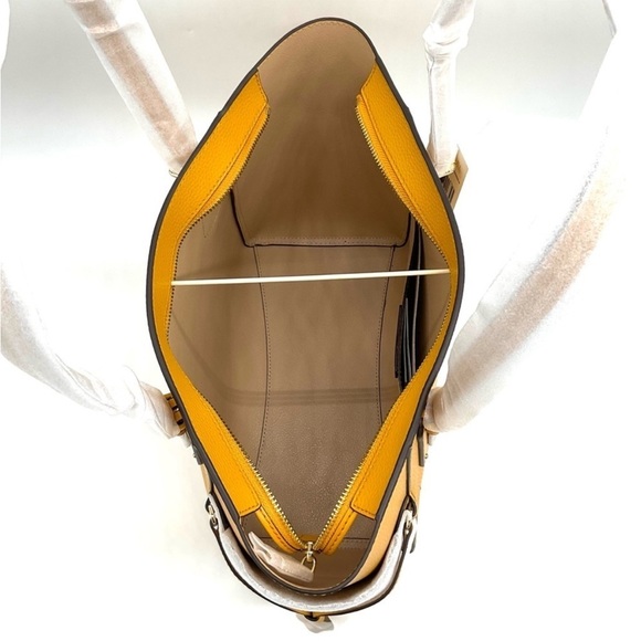 Michael Kors Voyager EW Tote Bag
Leather Marigold - Picture 7 of 9